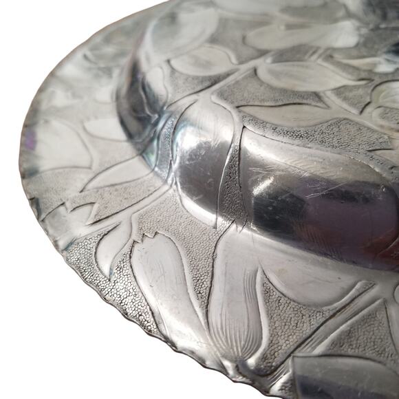 Vintage Round Hammered Aluminum Floral Shallow Serving Tray Dish Pinched Edges - Picture 5 of 7